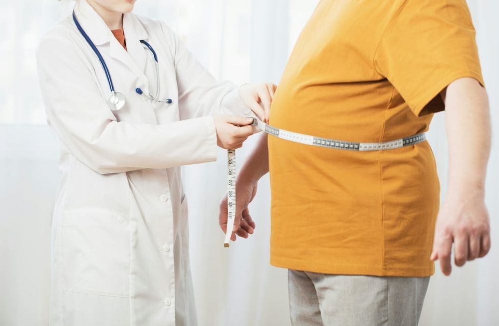 Más allá del famoso índice, la medida de la cintura parece ser un nuevo parámetro para medir la grasa del cuerpo. / Maya Kruchankova / Shutterstock / The Conversation