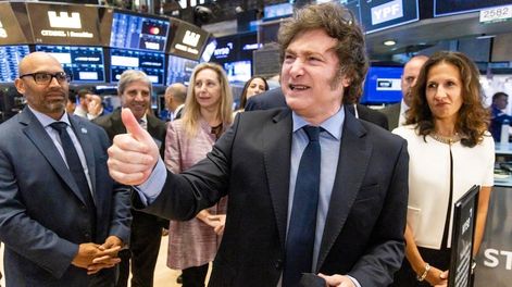 El presidente argentino Javier Milei (C) hace gestos mientras visita la Bolsa de Valores de Nueva York (NYSE) para tocar la Campana de Apertura en Nueva York, Nueva York, EE.UU. Foto:  EFE/EPA/JUSTIN LANE