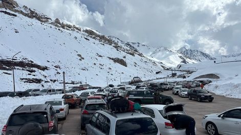 Los Andes | Después de tres días cerrado, el paso Cristo Redentor volvió a abrir y se formaron largas filas de autos para cruzar a Chile. Prensa Gendarmería