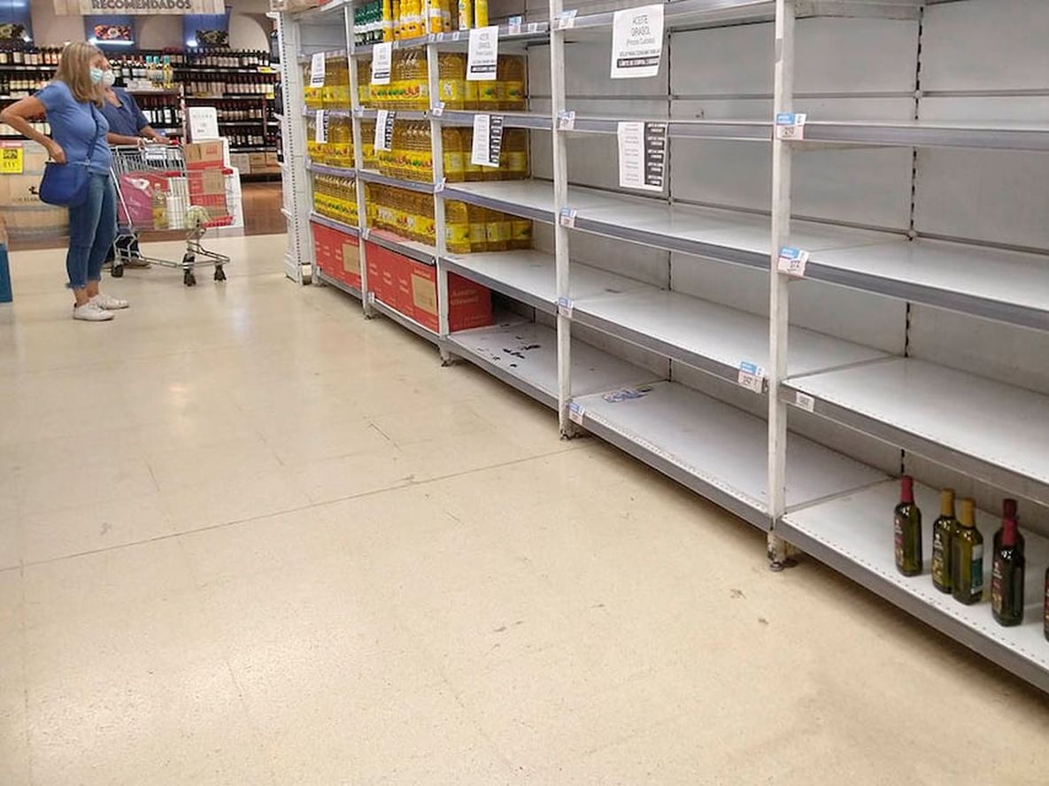 Las góndolas de algunos hipermercados sufren faltantes de productos de la canasta básica. Otros tienen límite de compra por grupo familiar. Foto: Mariana Villa