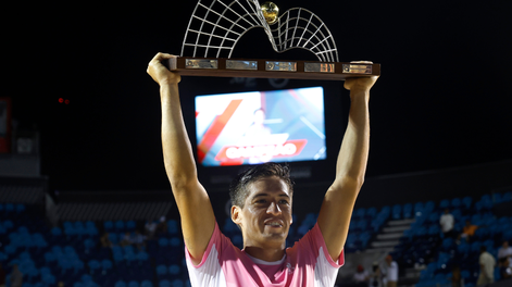 El argentino Sebastian Báez sostiene el trofeo de campeón este domingo, en la final del Abierto de Tenis de Rio de Janeiro, en Río de Janeiro (Brasil). EFE/ Antonio Lacerda.