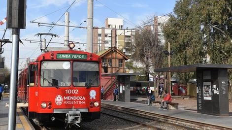 El metrotranvía lleva dos días con problemas por una falla provocada por el viento Zonda.
