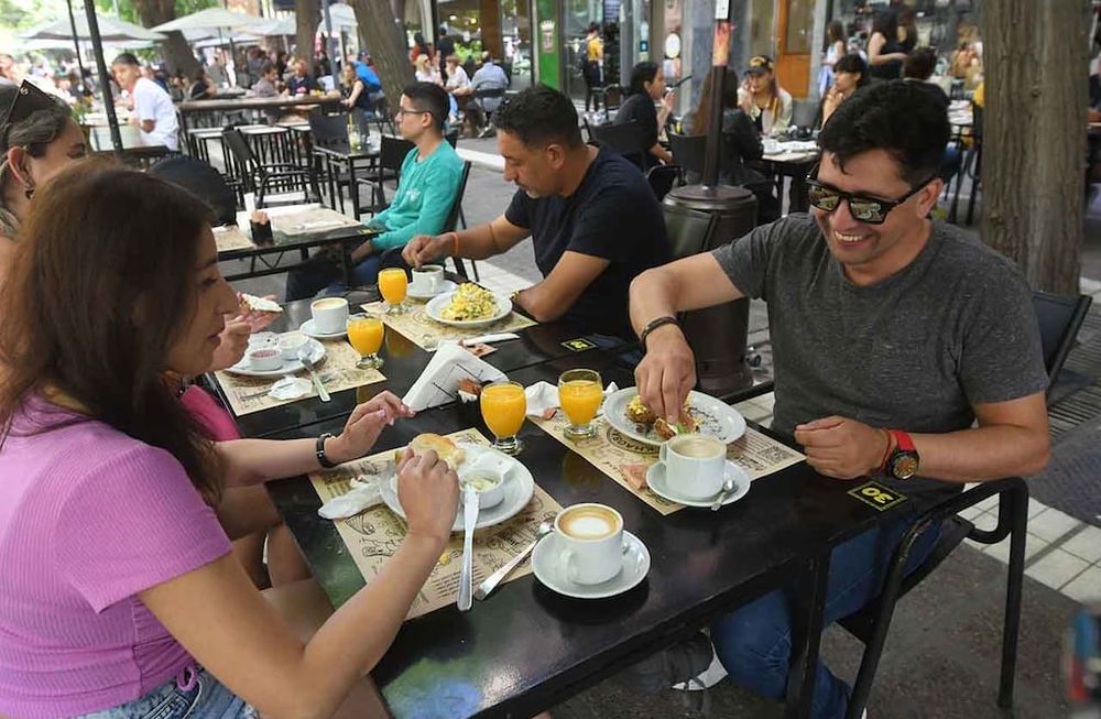 Turistas provenientes de Brasil, Chile y Uruguay llegaron en mayor cantidad que los nacionales debido al balotaje del domingo. | Foto: José Gutiérrez / Los Andes
