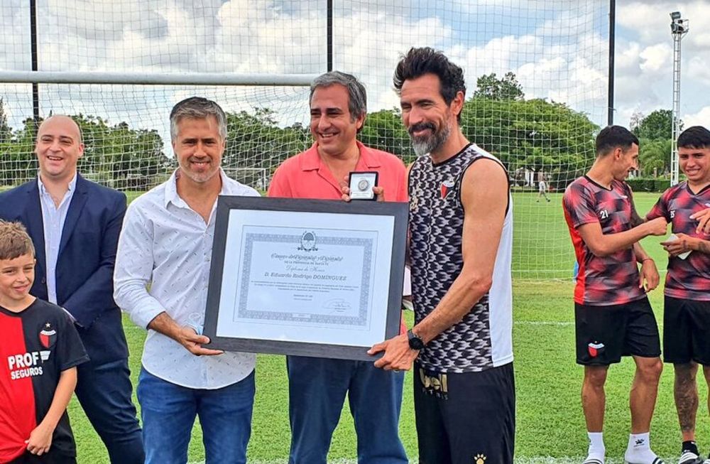 Leandro Busatto, Eduardo Domínguez y el plantel de Colón de Santa Fe. (@leandrobusatto)
