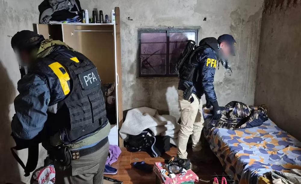 Varios allanamientos fueron realizados en La Plata tras un informe del FBI que alertó sobre presuntos contactos entre un adolescente argentino y el grupo terrorista Estado Islámico (ISIS).