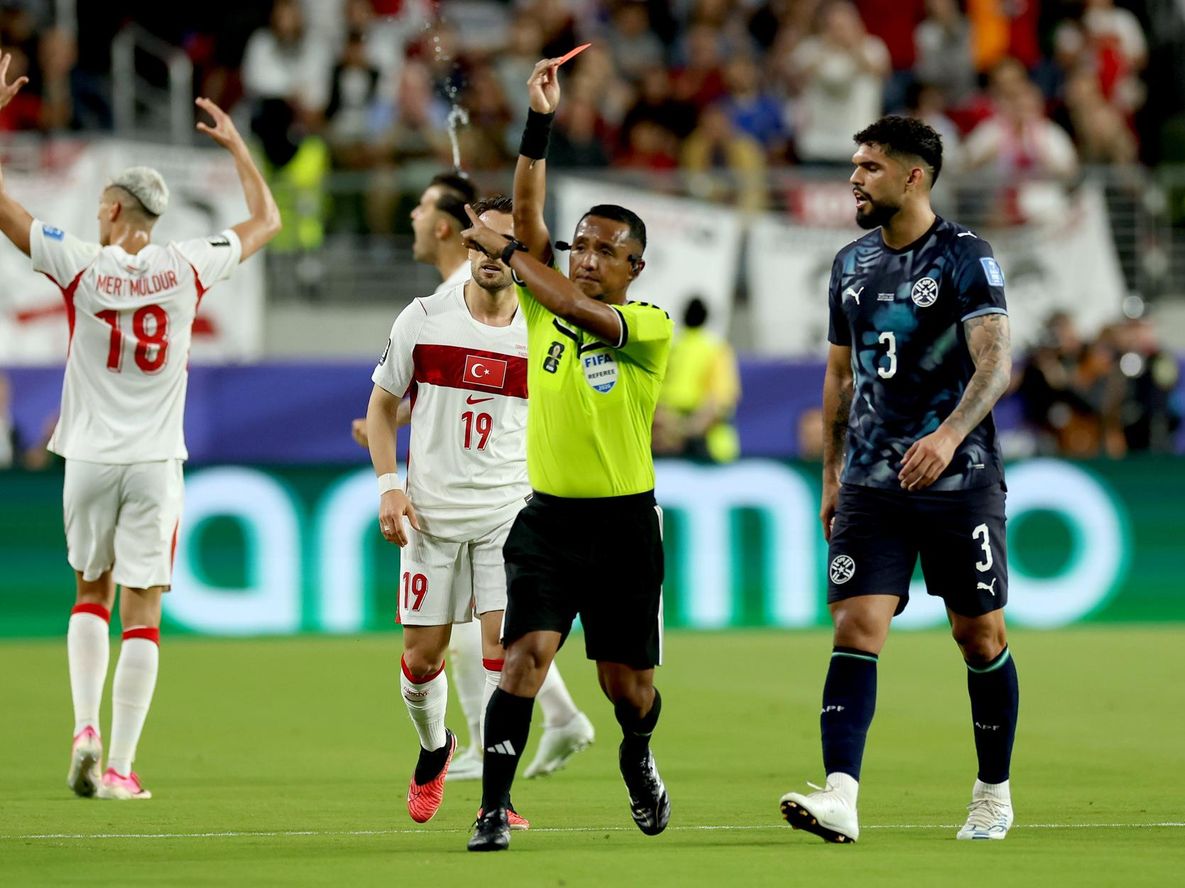 El árbitro Ivan Arcides Barton Cisneros expulsa a Miguel Almiron de Paraguay durante el partido que el equipo dirigido por Alfaro enfrentó a Turquía.&nbsp; &nbsp;