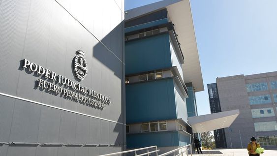 Tras el ataque a la fiscal de Homicidios Claudia Ríos por parte de un preso armado con una “chuza”, los empleados del Polo Judicial organizaron una asamblea Foto: Orlando Pelichotti