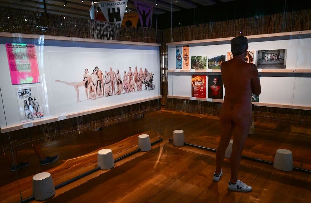 La exposición Paraísos naturistas en la ciudad francesa de Marsella recibe personas completamente desnudas al menos una vez al mes - Gentileza