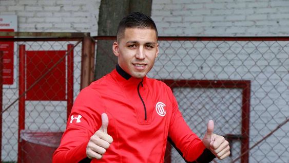 El defensor denunció que su club lo hizo entrenar sabiendo que estaba contagiado de Covid-19.