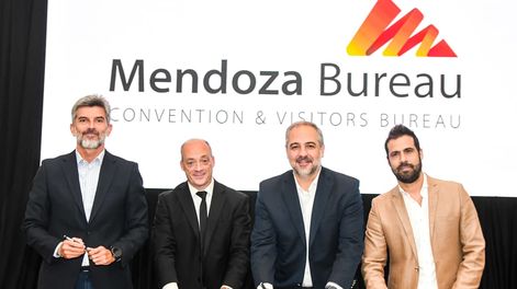 Autoridades de Ciudad y Maipú junto a Mendoza Bureau durante la firma del convenio en el Hotel Hilton.