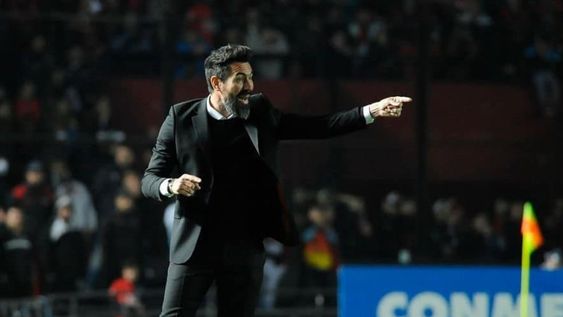 El entrenador Eduardo Domínguez renovó contrato en Colón de Santa Fe.