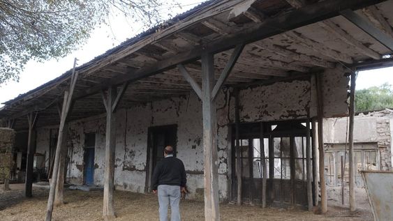La propiedad se encuentra en un estado de abandono. Grandes postes de madera le permiten a la estructura de adobe mantenerse en pie. | Foto: Los Andes