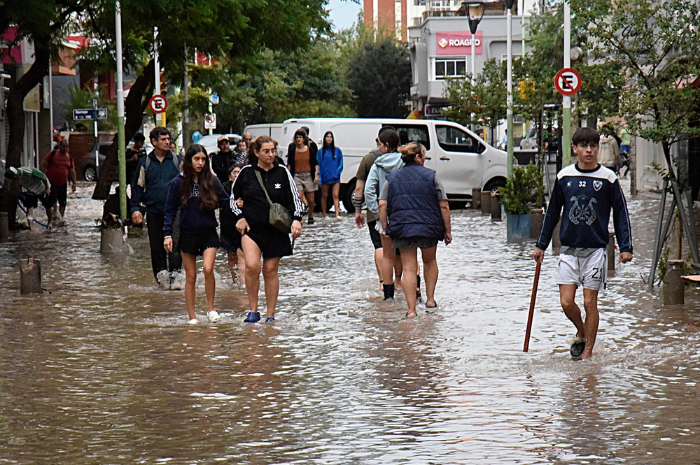 Sin luz ni agua, incomunicados y tratando de rescatar lo que quedó en pie, el día después en Bahía Blanca