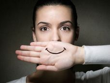 Fingir felicidad permanente puede ocultar algunos patrones que las personas resignan diariamente. Fingir felicidad permanente puede ocultar algunos patrones que las personas resignan diariamente.