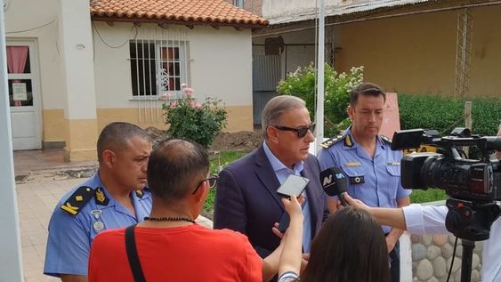 El ministro de Seguridad Raúl Levrino viajó a San Carlos y desde allí confirmó que los dos policías serán desafectados e investigados por robo. Foto: Prensa Ministerio de Seguridad