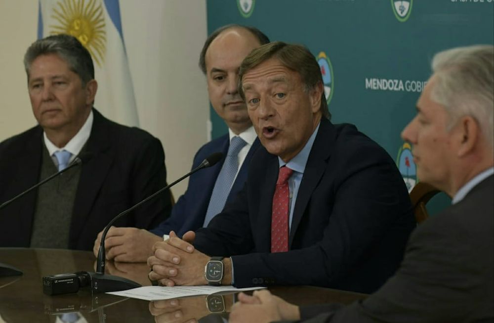 El gobernador durante la firma del traspaso de Potasio Río Colorado. Foto: Orlando Pelichotti