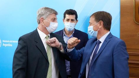 Los Andes | El gobernador de La Pampa, Sergio Ziliotto choca codos con el mandatario provincial, Rodolfo Suárez ante la mirada de Wado De Pedro, ministro del Interior. Eso fue en la reunión de junio de 2020, cuando empezó el principio del fin de Portezuelo. Fue la úl