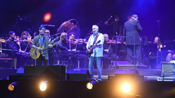 La Filarmónica y Lebón conjugaron de tal forma que hicieron viajar en el tiempo a los miles de espectadores presentes. Foto: José Gutiérrez / Los Andes