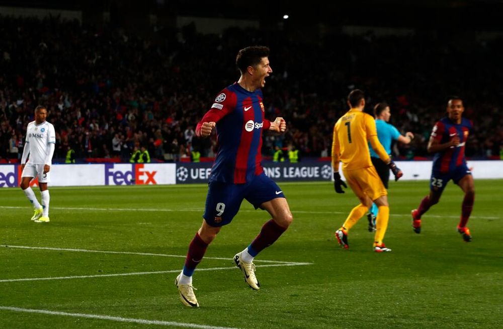 Robert Lewandowski celebra tras anotar el tercer gol del Barcelona ante Napoli en el partido de vuelta de los octavos de final de la Liga de Campeones, el martes 12 de marzo de 2024, en Barcelona.