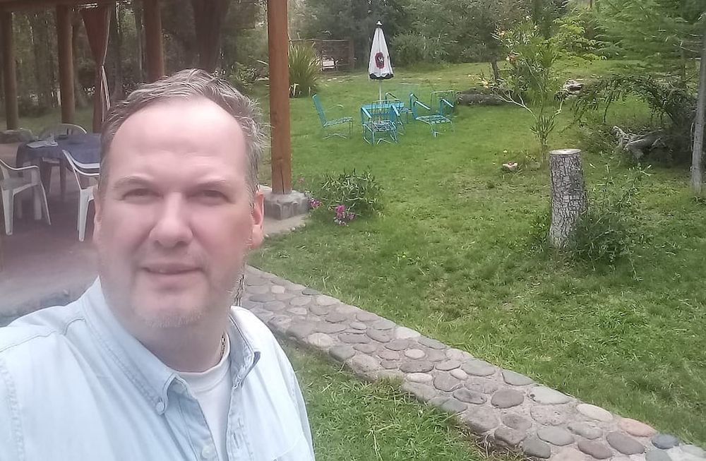 Néstor se tomó unos días de descanso pero sabe que desde hoy deberá ponerse a armar computadoras para sus alumnos.