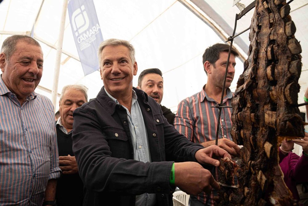El intendente Alejandro Molero fue uno de los anfitriones del evento, que contó con la presencia de destacados funcionarios políticos, entre ellos el senador nacional Alfredo de Angeli y Ramiro Labay, presidente de la Cámara de Comercio