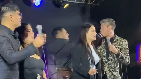 a banda estaba interpretando el clásico Amores como el nuestro&nbsp;