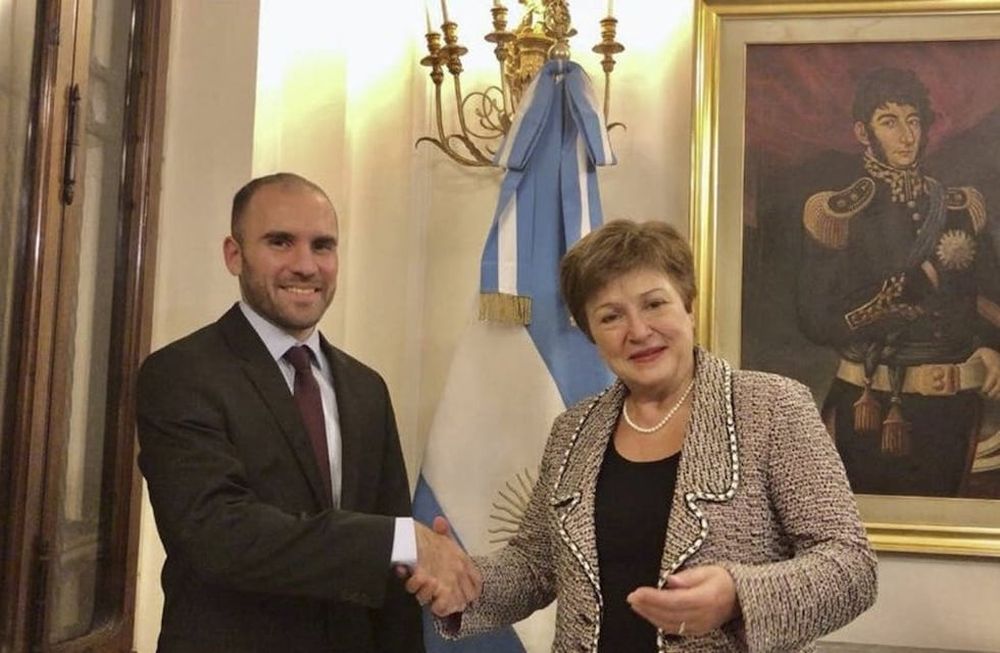 El Gobierno le prometió al FMI descongelar tarifas y tener aumentos salariales controlados