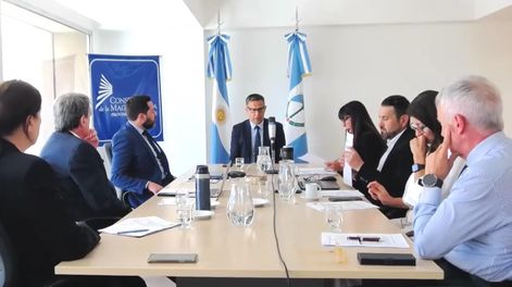 El juez penal Sebastián Sarmiento, ubicado en el medio de la mesa. (Archivo Los Andes)