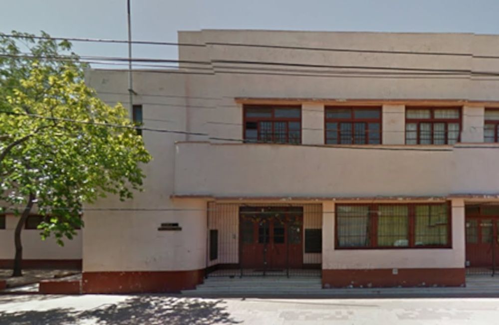 Escuela Guillermo Cano, ubicada en calle Godoy Cruz y Pellegrini de Guaymallén