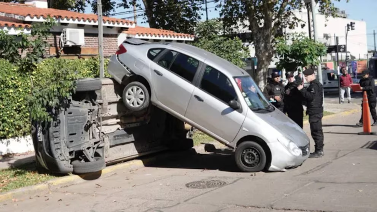 Una jubilada atropelló a un niño tras salir del garaje y terminó con su auto sobre una camioneta