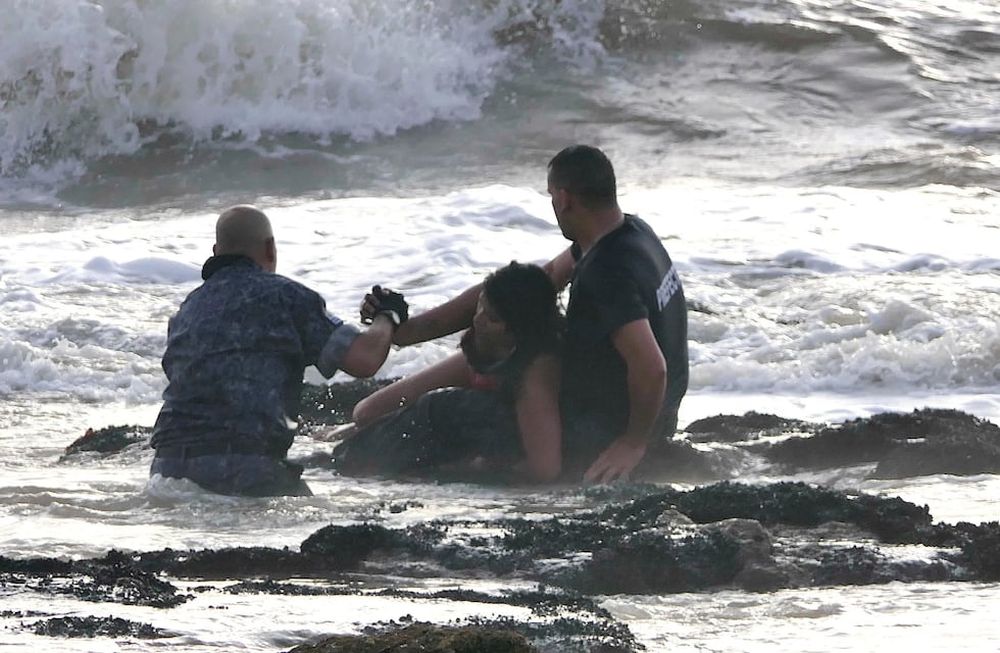 Prefectura de Punta del Este rescata a una de las tres personas que lograron salir del mar en la Playa El Emir. Continúa la búsqueda por un hombre que sigue desaparecido. Foto: Ricardo Figueredo/El País
