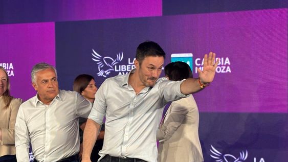 Luis Petri en el festejo de las elecciones del año pasado junto a Alfredo Cornejo.