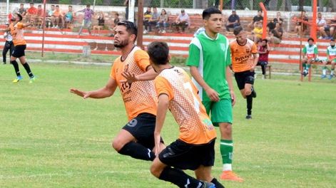 Los Andes | El interminable Dihué Campos festeja uno de los tres goles que convirtió en la aplastante victoria de Rivadavia sobre Banfield. / Gentileza Iván Bermúdez.