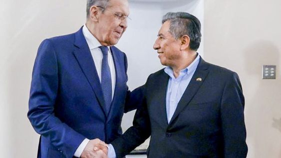 Serguéi Lavrov y Rogelio Mayta, ministros de relaciones exteriores de Rusia y Bolivia respectivamente, durante su encuentro en Venezuela este miércoles 19 de abril de 2023.