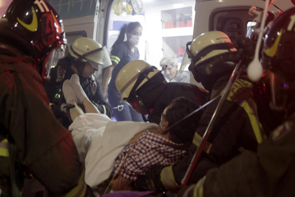 Pacientes del hospital Penco-Lirquen son evacuados debido a los incendios forestales la madrugada de este domingo, en Penco (Chile).