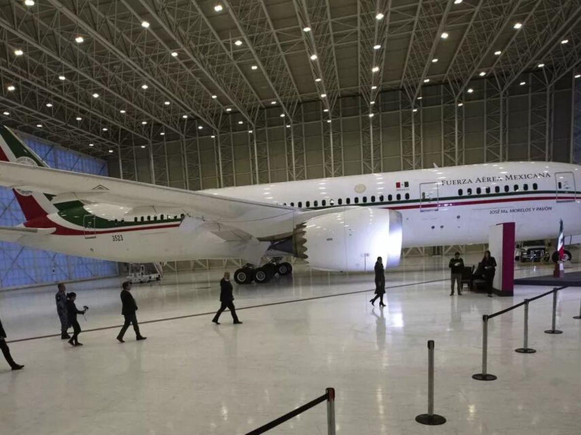 El mandatario señaló que tener el avión en tierra y pagar su mantenimiento es incluso más barato que usarlo, debido a los altos costos de traslado.