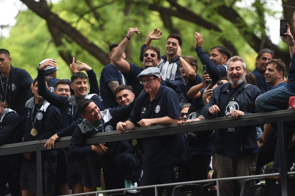 Caravana histórica para recibir al plantel de Independiente Rivadavia, campeón de la Copa Argentina 2025. La primera estrella para el fútbol de Mendoza a nivel Nacional. 