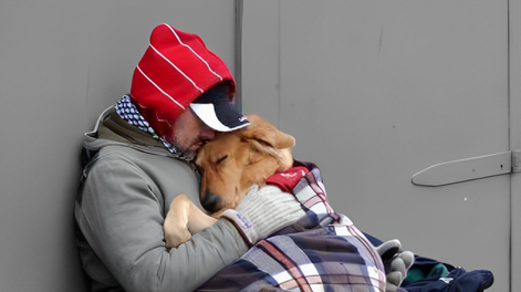 Un hombre Indigente que vive con su perro en la calle