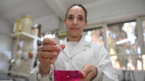 En los tres laboratorios de la Dirección de Fiscalización y Control verifican la seguridad de toda la producción. | Foto: Ramiro Gómez / Los Andes