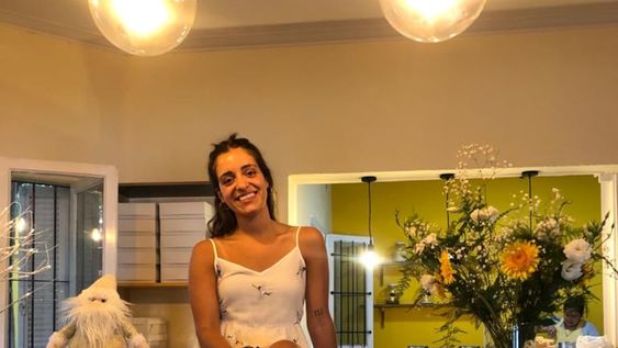 Florencia Magistretti empezó su emprendimiento de pastelería durante la pandemia, en la casa familiar. Hoy tiene su propio local y un café, con su mamá y su hermano. Foto: Gentileza