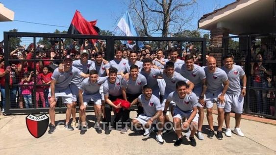 El plantel de Colón de Santa Fe viajará a Santiago del Estero en busca del sueño de Trofeo de Campeones. / Gentileza.