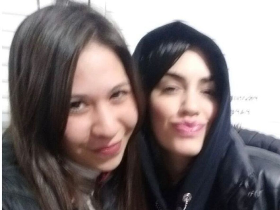Juliana Montiel junto a Lali Espósito en el baño de la estación de servicio. (Foto: Twitter)