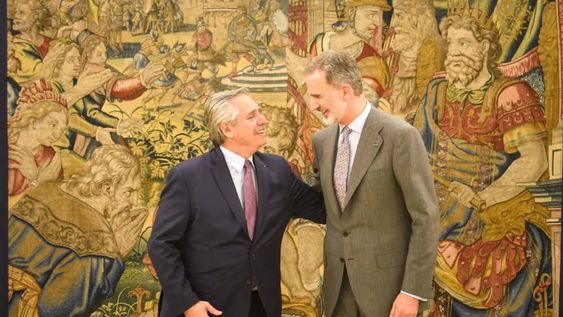 El presidente Alberto Fernández mantuvo este mediodía un encuentro, en el Palacio de La Zarzuela, con el Rey Felipe VI de España en el que analizaron la relación bilateral y las posibilidades de potenciar las inversiones y las exportaciones de la Argentina.
