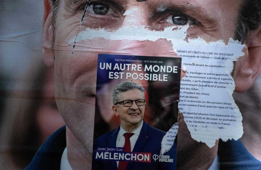 Un afiche de Emmanuel Macron intervenido con un afiche de Jean-Luc Mélenchon.