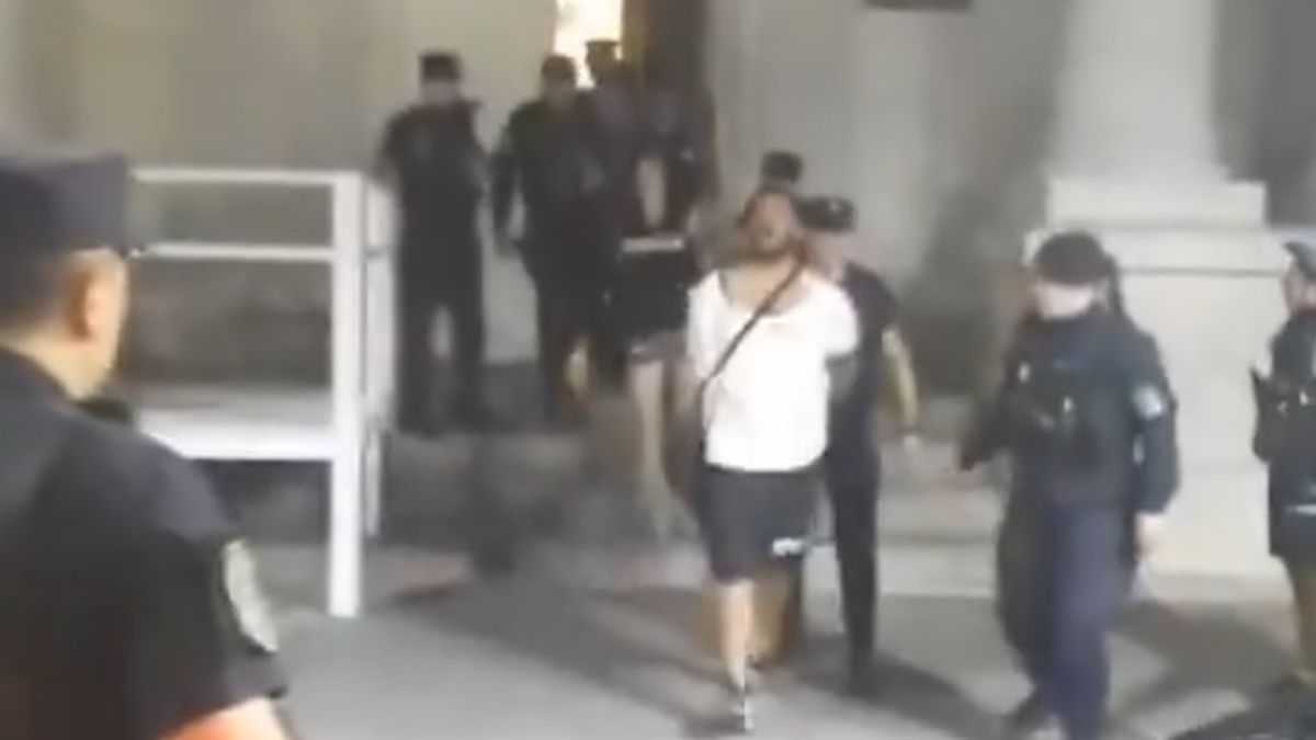 Dos detenidos y siete policías heridos tras incidentes frente a la ...