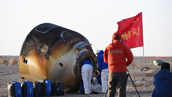 Astronautas de una misión China regresan a la Tierra