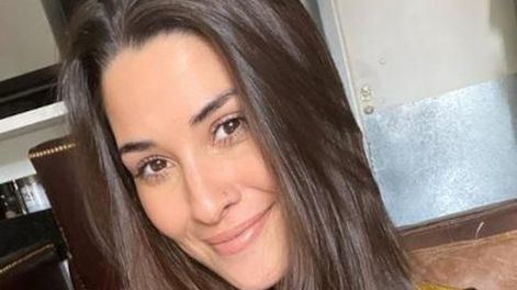 Ivana Nadal acaramelada junto a un hombre lució una microbikini negra y verde militar