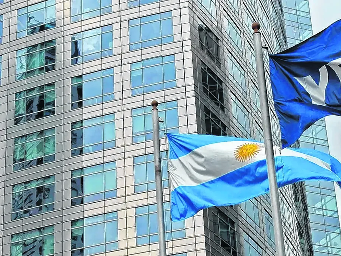 YPF: Argentina logró que la Justicia suspendiera por una semana el fallo que entrega las acciones