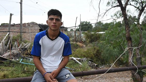 Ariel, en su casa de campo El molino, de El Challao. Todos los días sale a las 7 de la mañana porque trabaja de 8 a 18 y luego cursa el secundario técnico de manera presencial o virtual en turno vespertino.