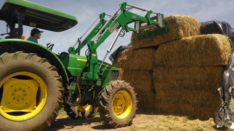 Los Andes | Un hombre de 76 años murió decapitado tras chocar contra un tractor con rollos de pastura que tapaban las luces